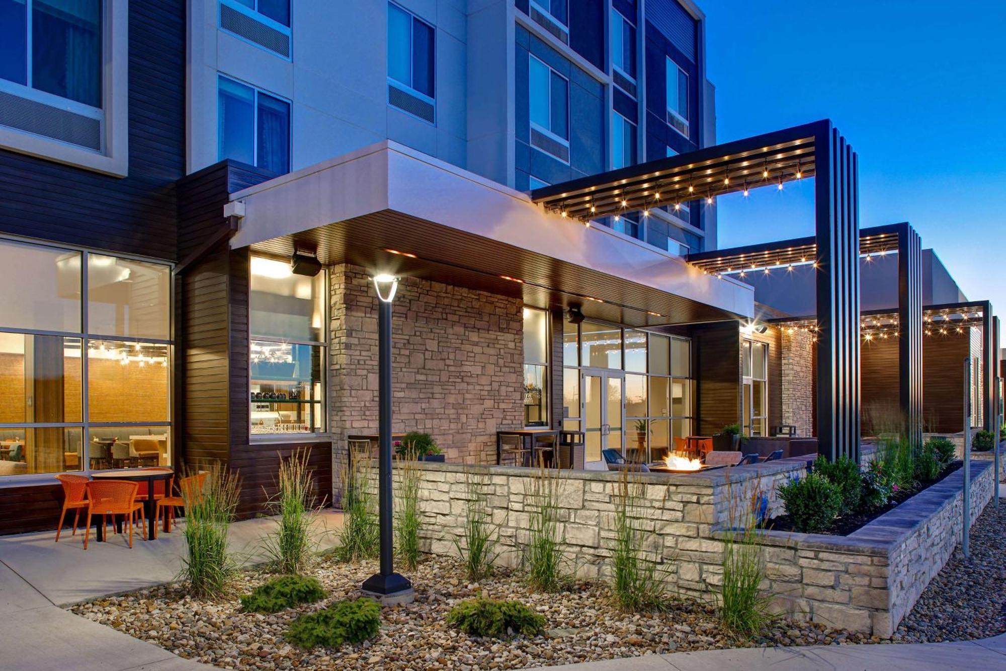 Hilton Garden Inn Cedar Rapids Exterior photo